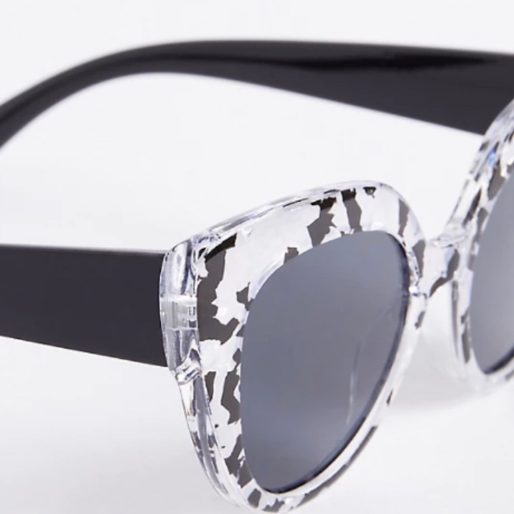 🆕 Black & White Cat Eye Sunglasses With Smoke Lens NWT Torrid New! - Picture 4 of 4